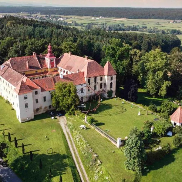 Stylish Getaway at Austrian Renaissance Castle, viešbutis mieste Hartmannsdorf