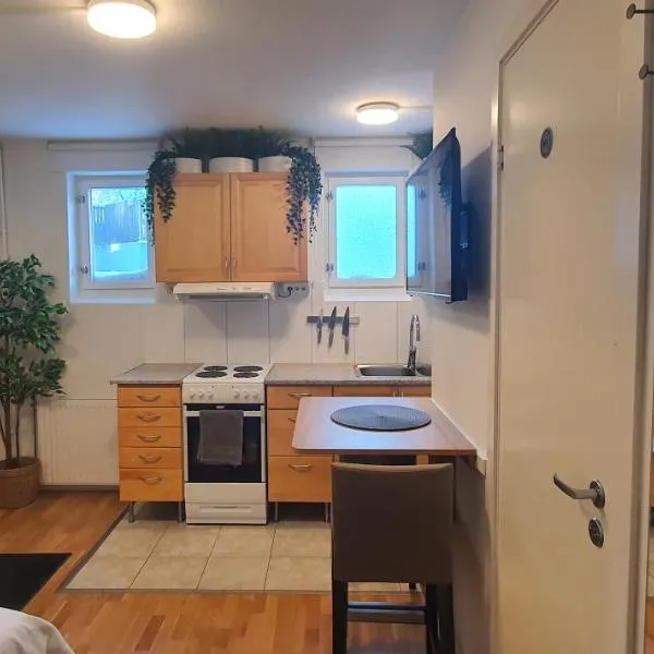 Studio apartment near metro and forest!, hotel in Stockholm