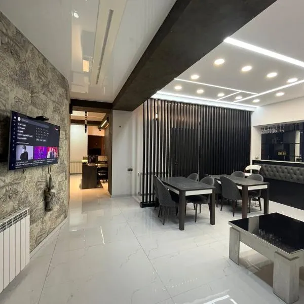 6-bedroom 240 sq m apartment in the city center "vere tower", хотел в Тбилиси