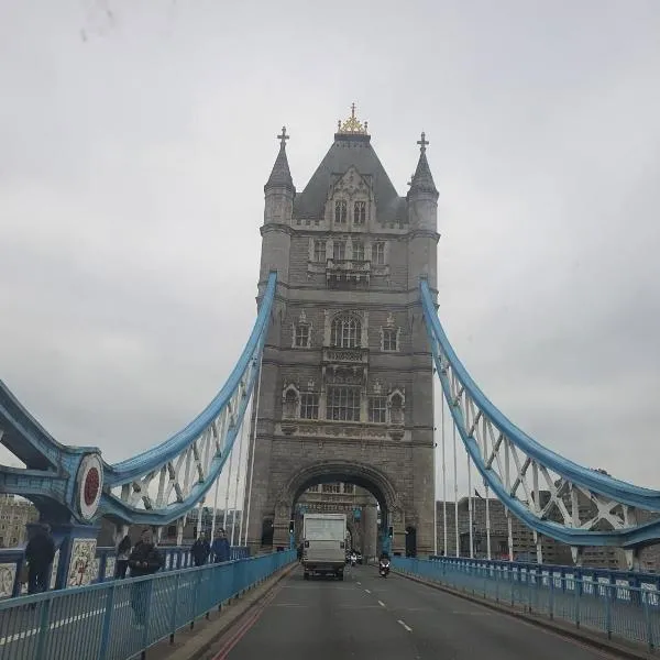 WALKING TO TOWER BRIDGE, hotel u Londonu