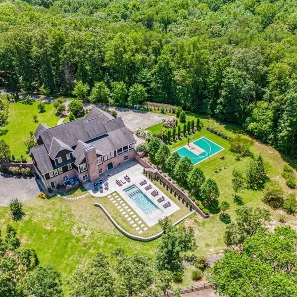 Luxury Mountain Mansion, 7BR, 8 king beds, 10000sf, Views, Pool, Sport Court, Gym, Sauna, Petting Zoo, hotel v destinaci Blue Ridge