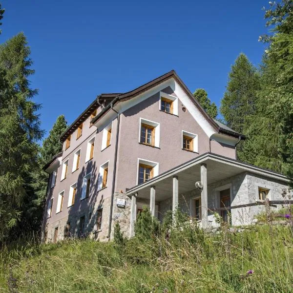Hostel by Randolins, hotel din St. Moritz