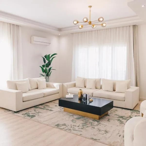 The Seven Six near Waterway 5A Mall by Elegant Hospitality, hotelli Kairossa