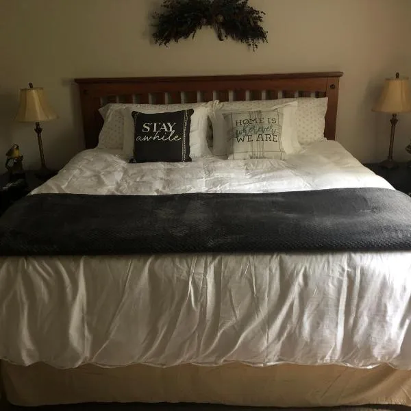 Plush garden level apartment near Stowe, hotel v destinaci Morristown