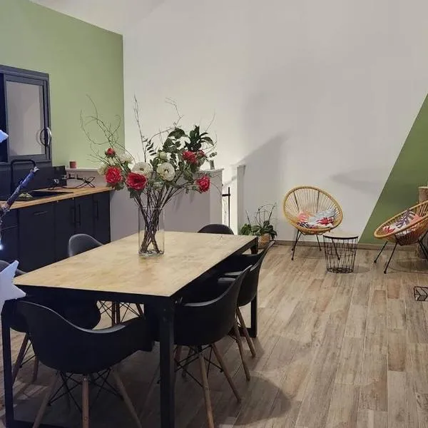 Maisonnette avec terrasse – hotel w mieście Saint-Maurice-lès-Châteauneuf