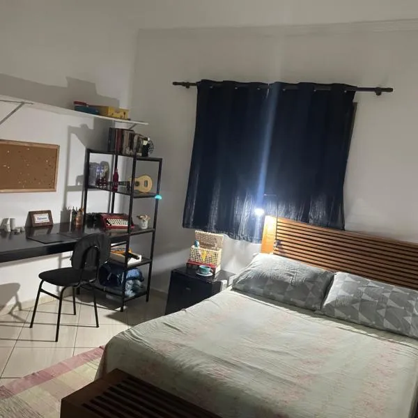 1 quarto 1 cama queen size banheiro privativo- ap compartilhado, hotel em Alfenas