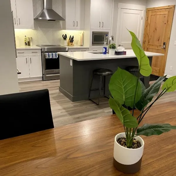 Luxury unit in the heart of Canmore, hotel in Canmore