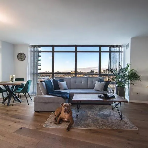 Downtown Toronto Condo Parking Sleeps 4 Balcony Walk to Lake, hotel in Toronto