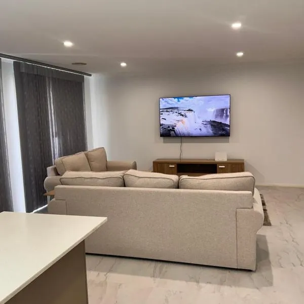 Canberra 3 Bedroom home to remember, hotel in Harrison