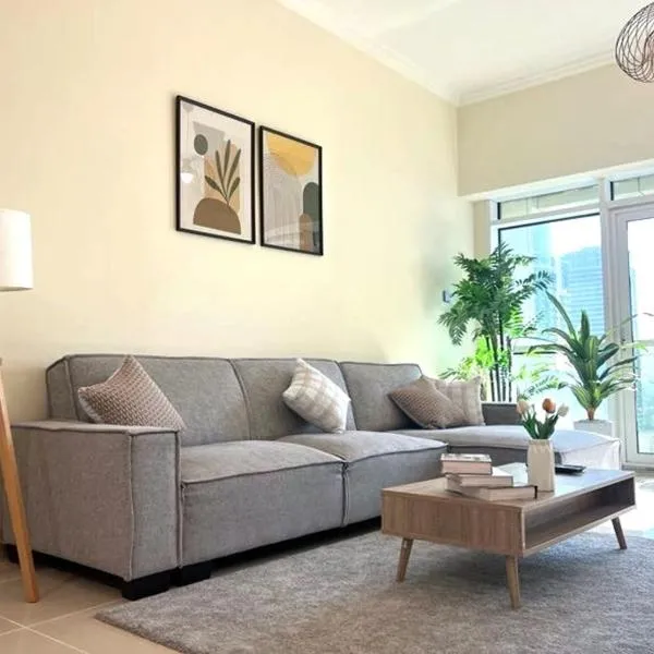 Lake View 1BR Apt Balcony & Near DMCC Metro, hotel in Dubai