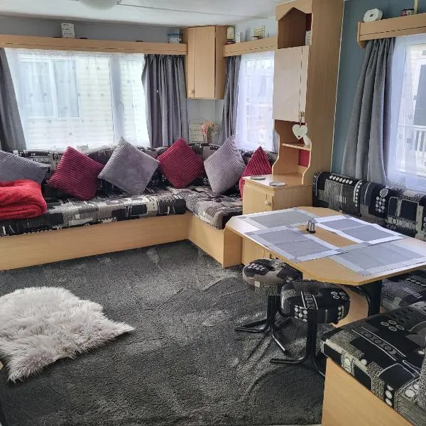 Chapel's cozy caravan, hotel em Chapel Saint Leonards