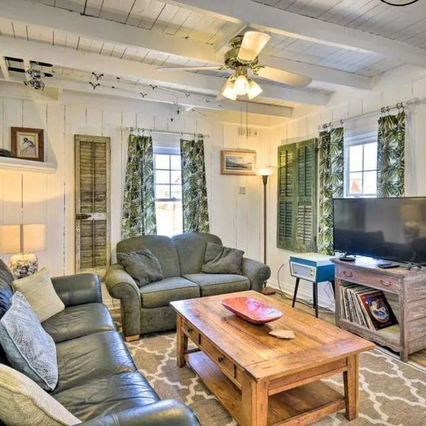 Sand Pebbles: Bright Bungalow - Steps to Beach!, hotel v destinaci Kill Devil Hills