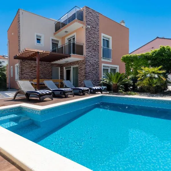 Luxury villa Vincent, hotel i Slatine