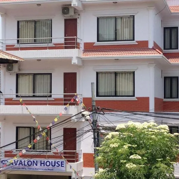 Avalon House, hotelli kohteessa Dharampur