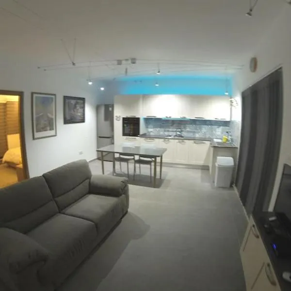 Stunning Penthouse. Fully A/C 95sqm one bedroom, hotel in Żejtun