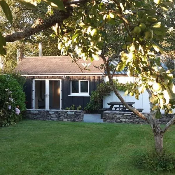 Cosy Cabin near Lough Hyne, hotel in Skibbereen