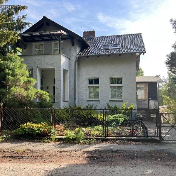 Ferienglück Isolde mit direktem Zugang zum See, hotel in Bergluch