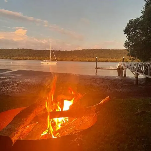 Waterfront, Deep Water Pontoon, views to Straddie, hotel in Russell Island