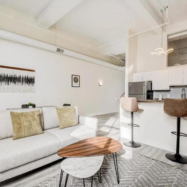 CozySuites - 2BR with Direct Skybridge Access #5、インディアナポリスのホテル