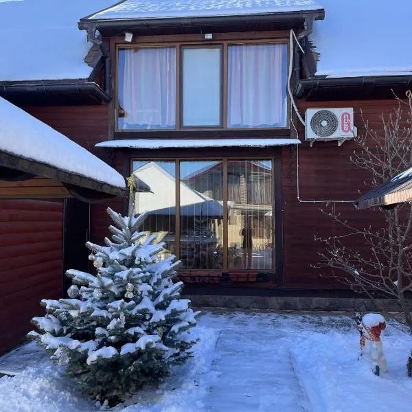 Cottage 'Carolina' with hot tub, sauna and BBQ area, hotel v destinaci Kosiv