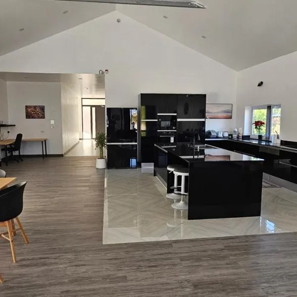 Charming Country House with Garden, Play Area & Pool, hotel in Ban Huai Kaeo