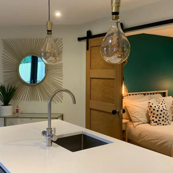 Parkside Lodge - Luxury Coastal Hideaway for Two, hotel di Brixham
