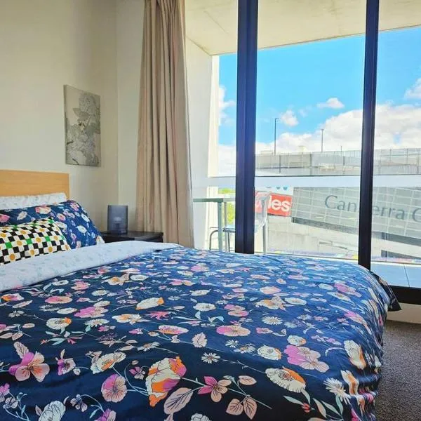 Lovely City 1BR Apt Free Parking & Facing Mall, hotel a Canberra