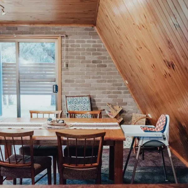 Seagrass Chalet ~ Cozy A-Frame in Freycinet, hotel in Coles Bay