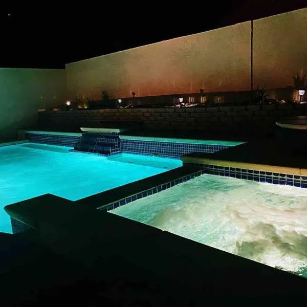 J’s amazing pool and hot Jaccuzi sweet house, hotel v destinácii Mountain Springs