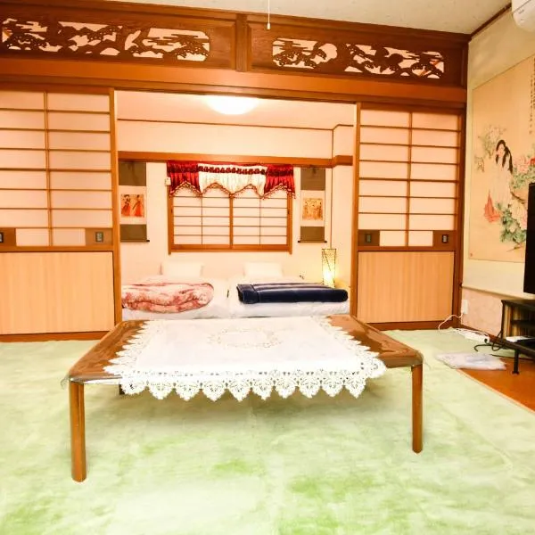 媛楽園 松山中心地及び道後温泉に近い家族やグループ旅行の多人数が泊まれる快適な宿, hotel v destinaci Macujama
