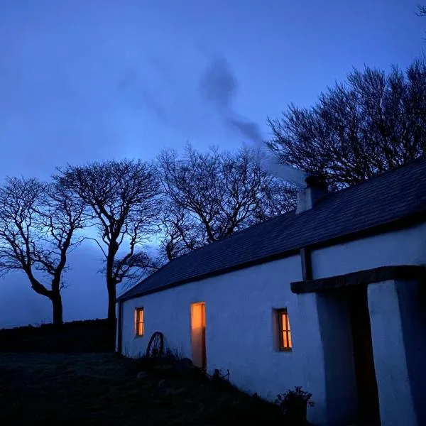 Thistle Thatch Cottage and Hot Tub - Mourne Mountains, hotel en Ballyroney