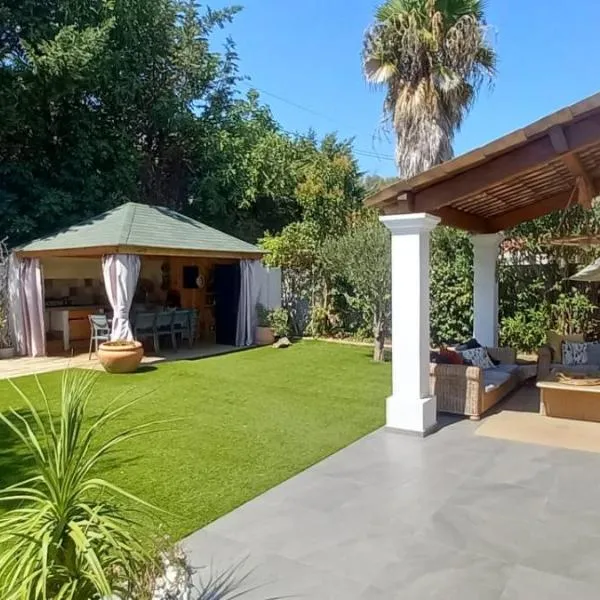 VILLA climatisée calme avec bassin privé et grande piscine partagée à ST AYGULF FREJUS, hotel in Fréjus