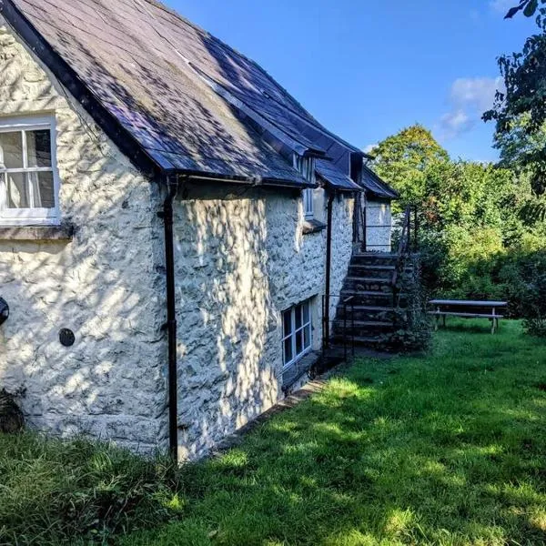 The Old Granary Farm Cottage, מלון באברגאבני