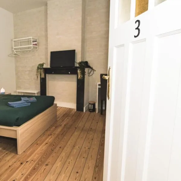 Cozy and confortable room near Brussels Central Station, hotel v Bruselu