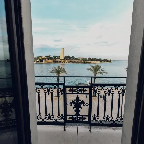 Verso Oriente, hotel Brindisiben