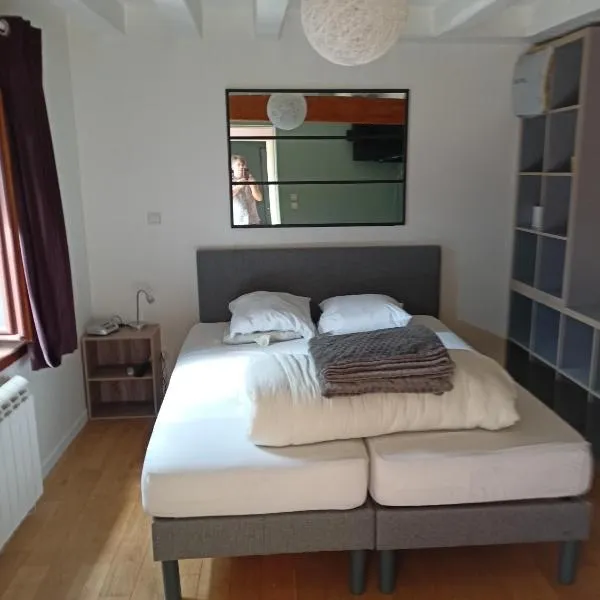 Chambres d hôtes entrée+sanitaires indépendantes – hotel w mieście Thorigné-sur-Dué