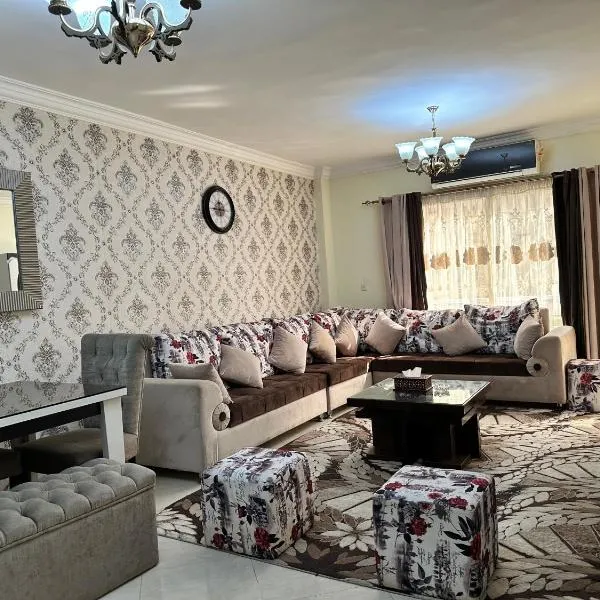 Luxury apartment in Sheikh Zayed City, hotell i Sheikh Zayed
