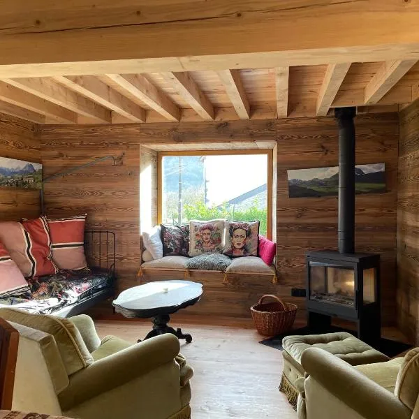 chalet Emmanuel, hotel in Lées-Athas