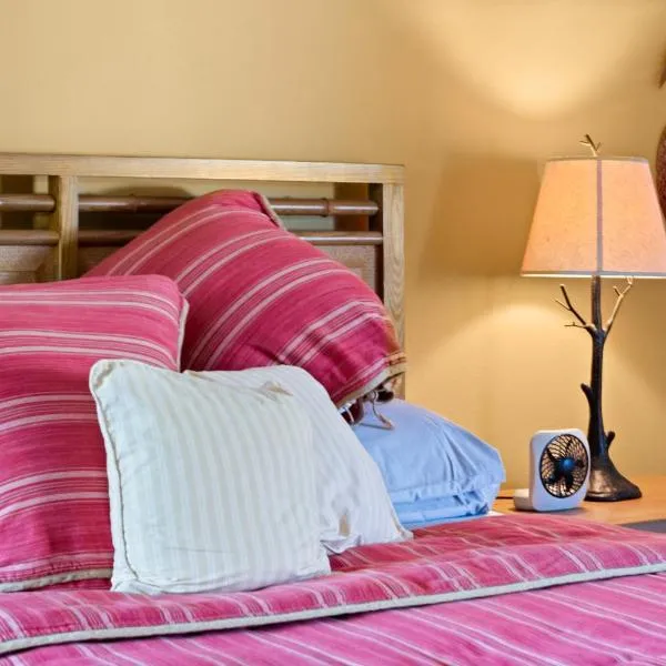 Studio with mini kitchen, pool and BBQ, Pre-Renovation Summer Sale, hotel in Kihei