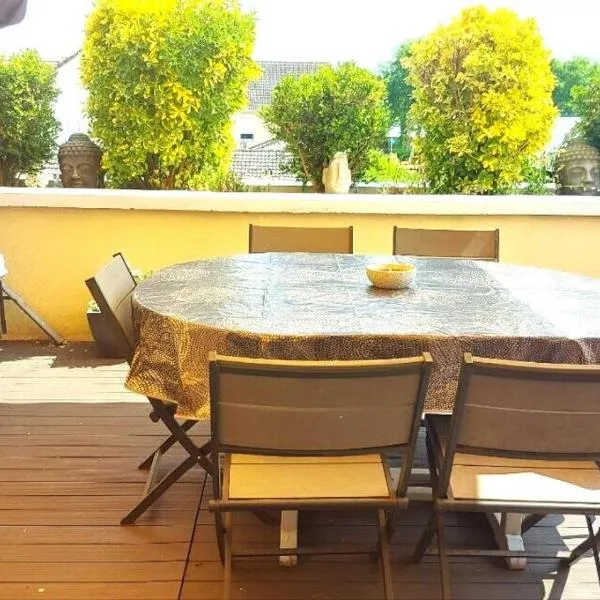 Appartement Familial pour 6 adultes et 5 enfants à 10 min de Disney، فندق في بايلي رومانفيل