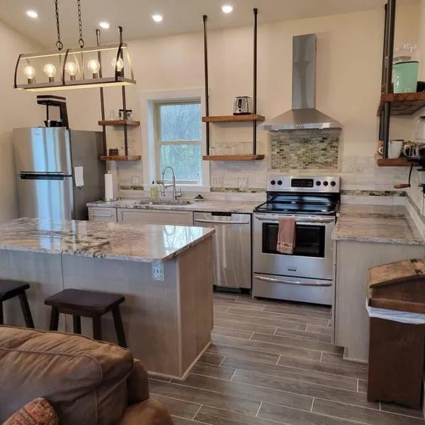 Modern, bright & calm 1 BR / 1 bath farm retreat, hotel in Penn Yan