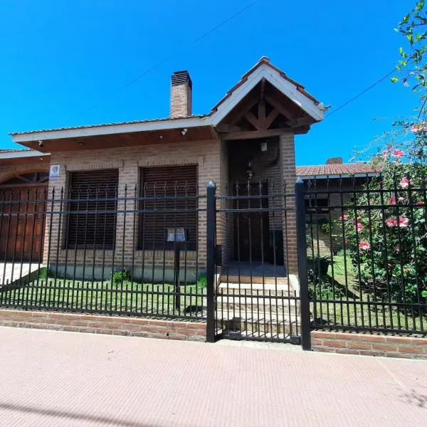 Casa a 2 cuadras de la playa, hotel in Necochea