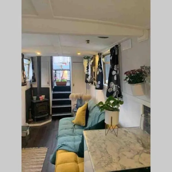 Narrow Boat moored in London, hotel in Londen