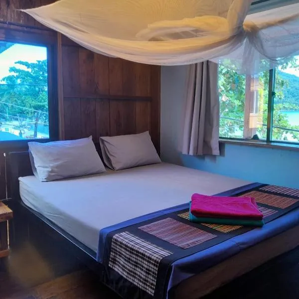 Bong's Guesthouse M'Pai Bay โรงแรมในเกาะรงสำลน