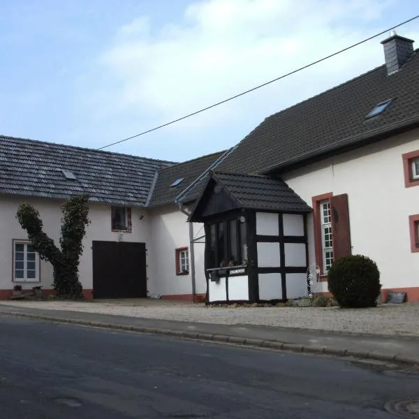 Haus Klara, hotel din Mannebach