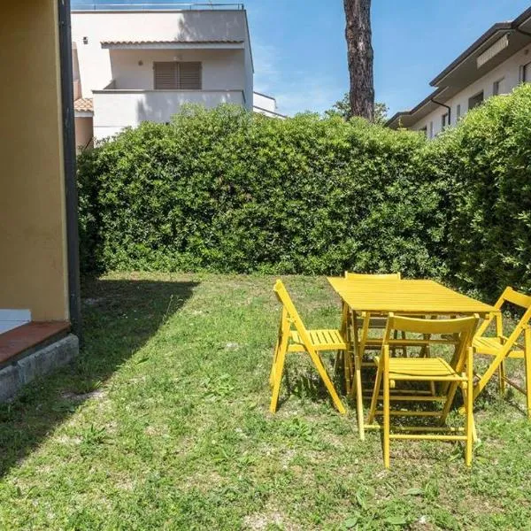 Bilocale con giardino a 100 mt dal mare di Marcelli - M053, hotel in Marcelli