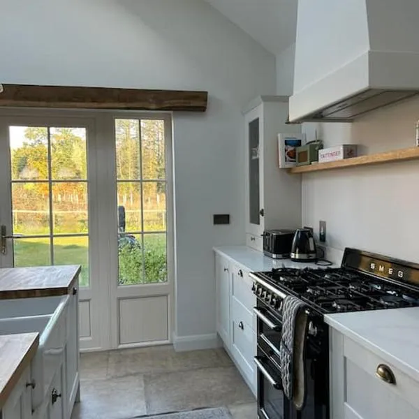Favour Royal Cottage - dog friendly forest escape, hotel v destinaci Derrygorry