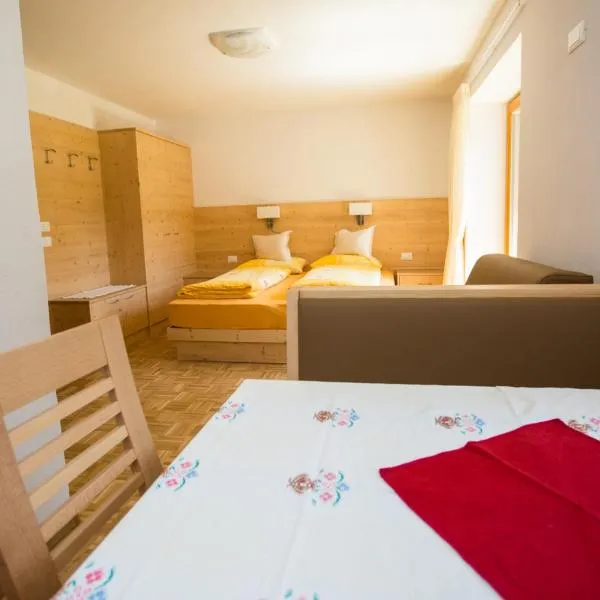 Appartamenti Genziana – hotel w mieście La Villa