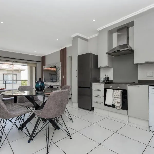 Exclusive apartment in Fourways, hotel sa Sandton
