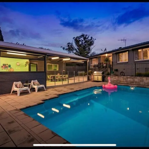 Resort style home pool spa sauna, готель у місті Phillip